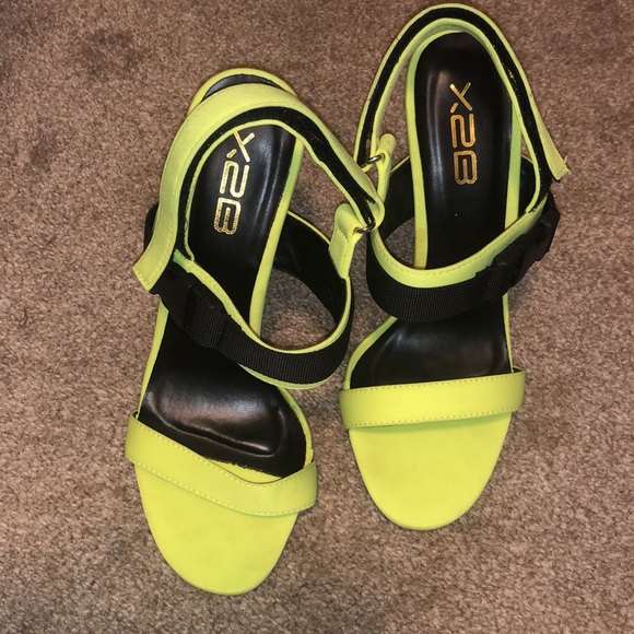 NWOT Bright Yellow Heels - Picture 3 of 5